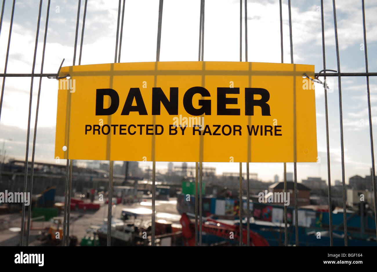 Melden Sie eine "Gefahr geschützt durch Stacheldraht" am Rande der Olympischen Spiele 2012 Baustelle, Stratford, UK. Stockfoto