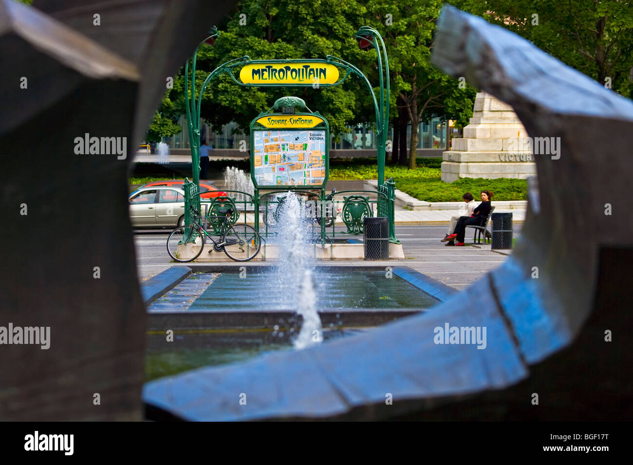 Skulptur und Wasser-Funktion in Victoria Square, Quartier International, Montreal, Quebec, Kanada. Stockfoto