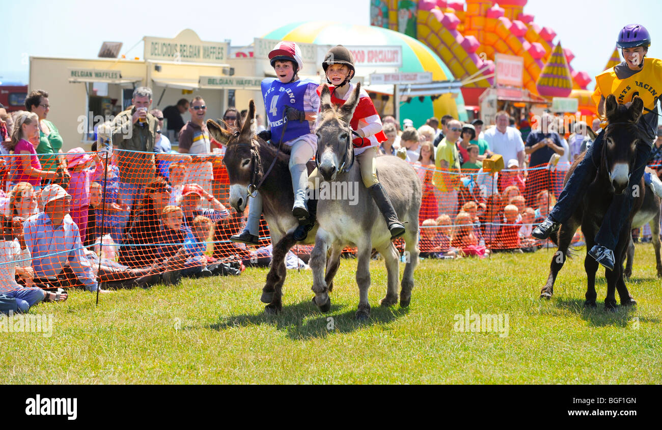 Kinder, die Spaß an der Küste von Sussex in einen Esel-Derby bei Peacehaven racing. Bild Jim Holden. Stockfoto