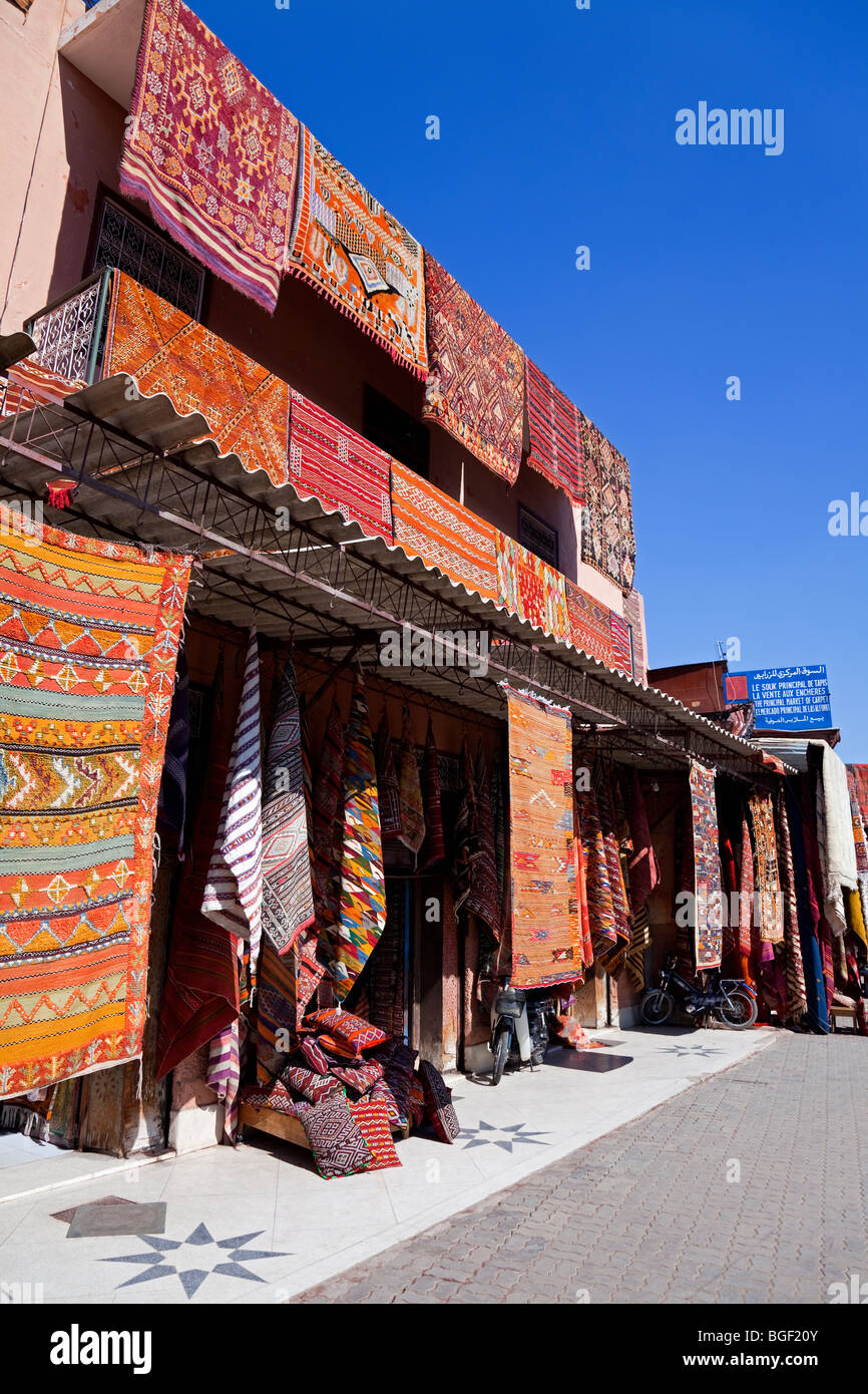 Place Rahba Kedima (Place des Épices) mit Teppichladen-Ausstellung,  Marrakesch, Marokko Stockfotografie - Alamy