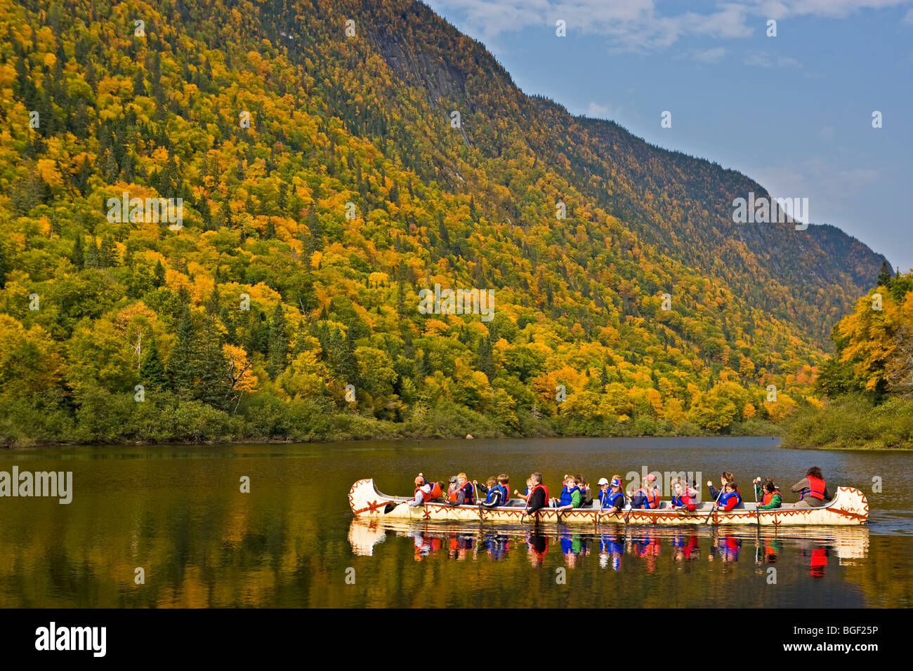 Gruppe von Schulkindern in einem Kanu auf Riviere Jacques-Cartier, Jacques Cartier Fluß während einer Exkursion im Parc de la Jacques- Stockfoto