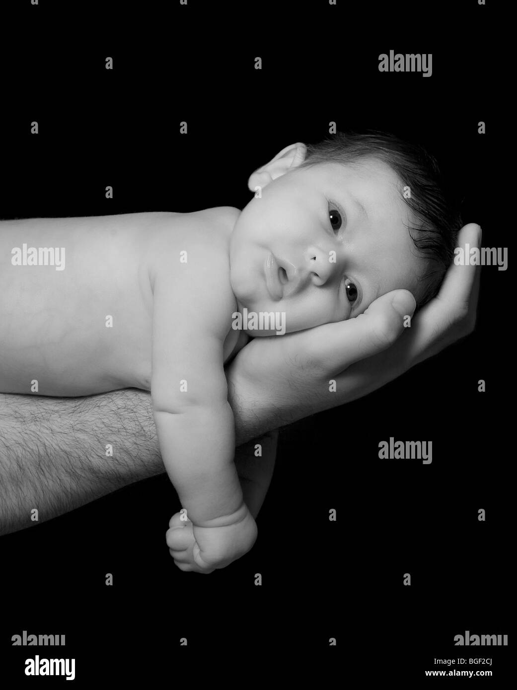 neugeborenes Baby in der Hand der Väter Stockfoto