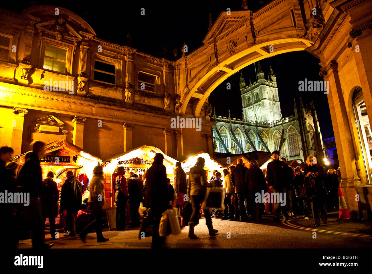 Weihnachtsmarkt in Bath Abbey von der Ausfahrt der York Street und schlucken Street Stockfoto