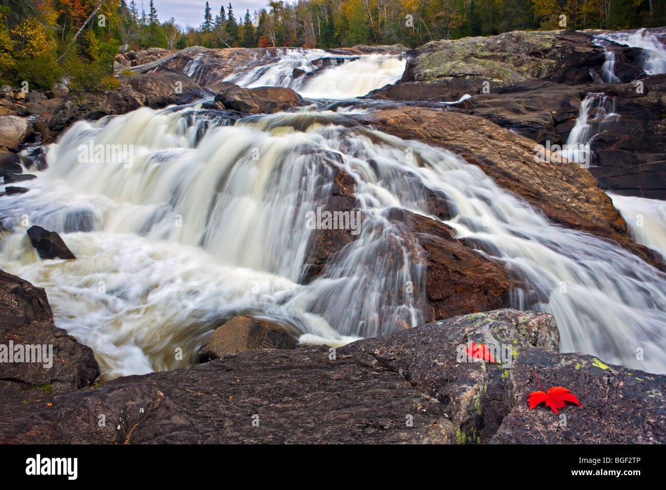Wasserfall auf dem Sand River, Pinguisibi Trail, im Lake Superior Provincial Park, Great Lakes, Ontario, Kanada. Stockfoto