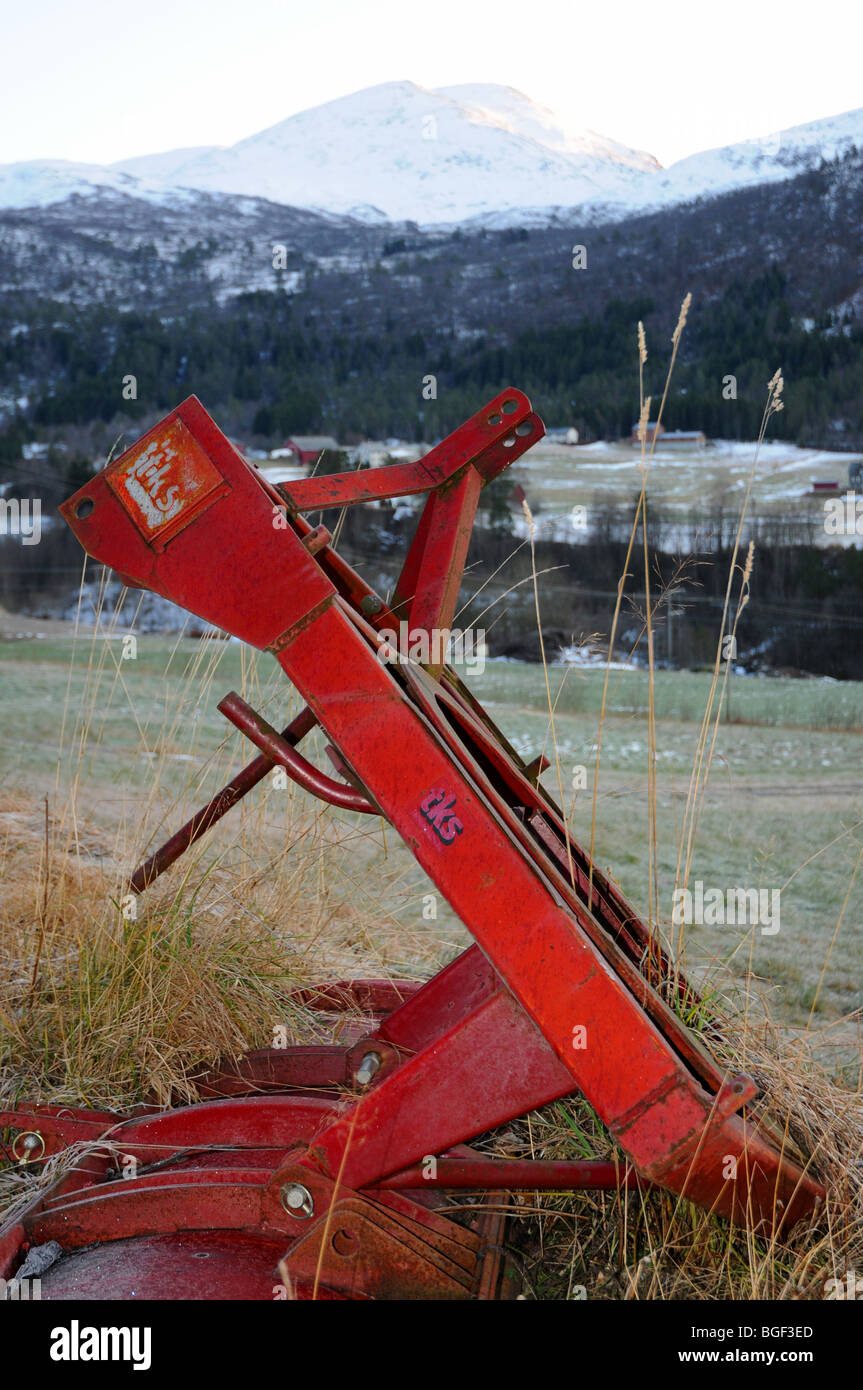 ein Schneepflug auf einem Bauernhof in Norwegen bereit, an einen Traktor angebracht werden, wenn nötig. Stockfoto