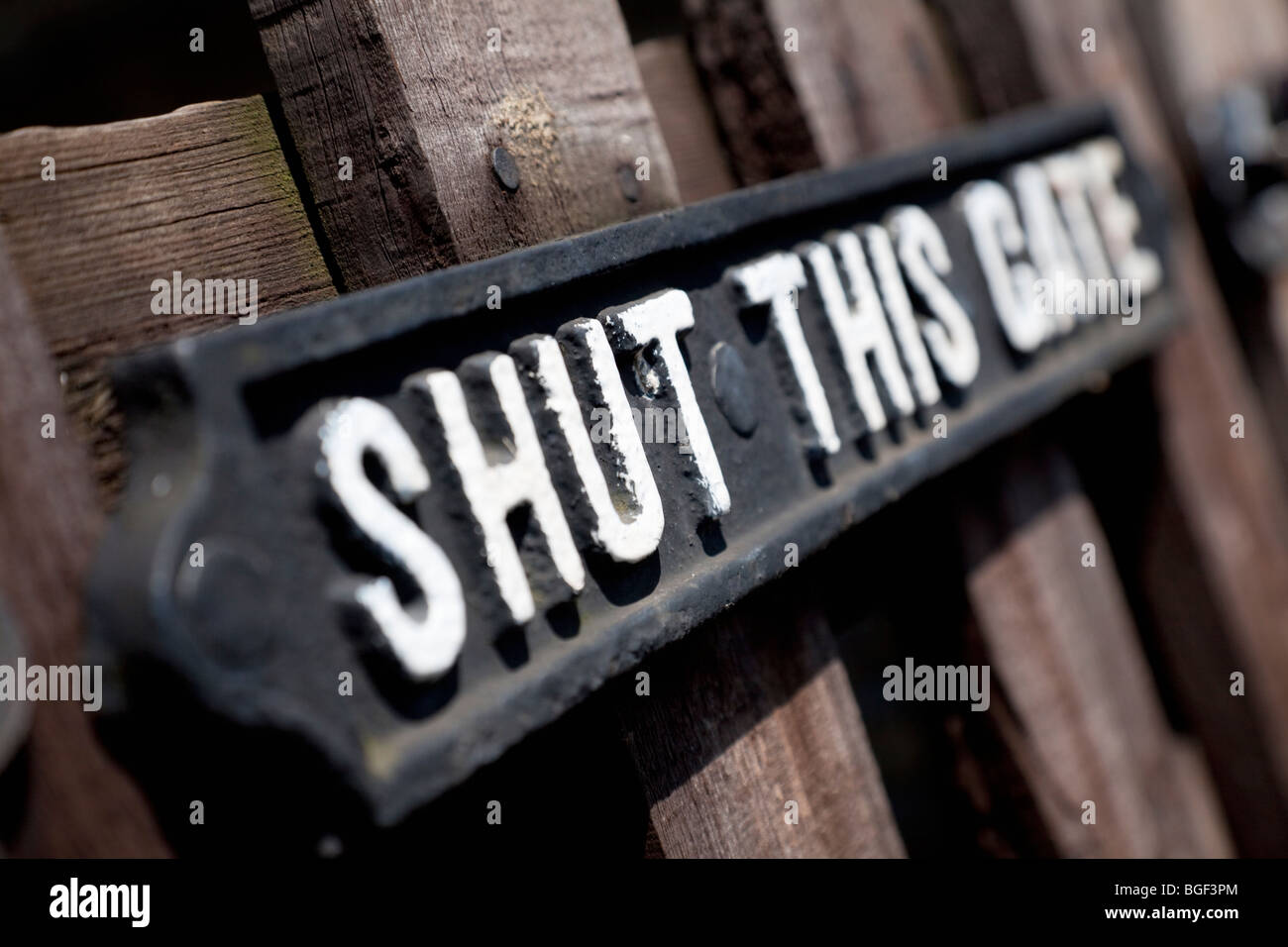 England, West Yorkshire, Oakworth Station mit Details zum Gate-Schild „Shut This Gate“ an der Keighley and Worth Valley Conserved Steam Railway Stockfoto