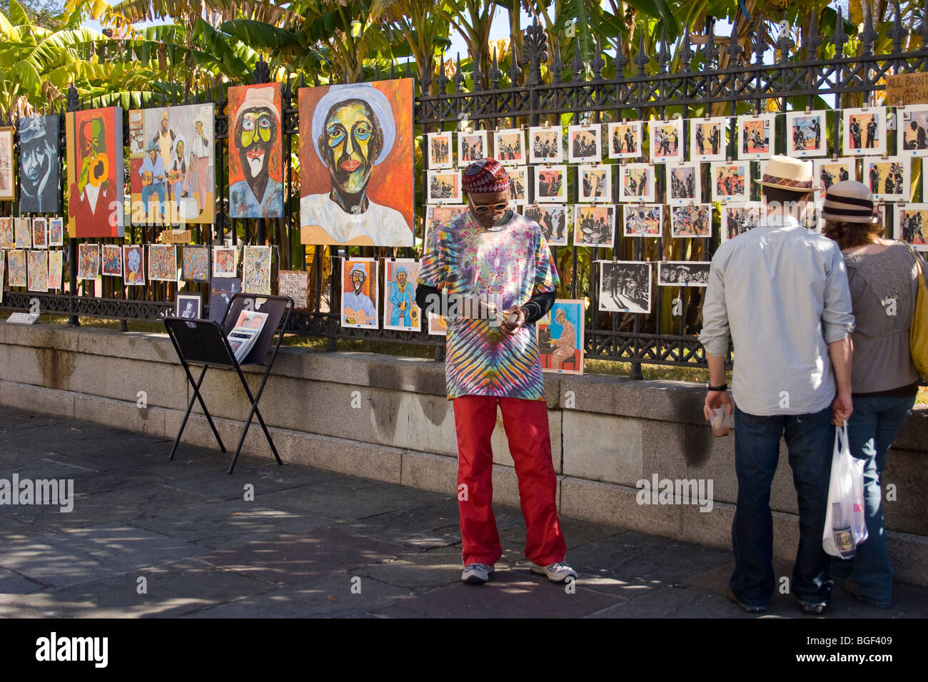 French Quarter Künstler zeigt seine Gemälde außerhalb Jackson Square. Stockfoto