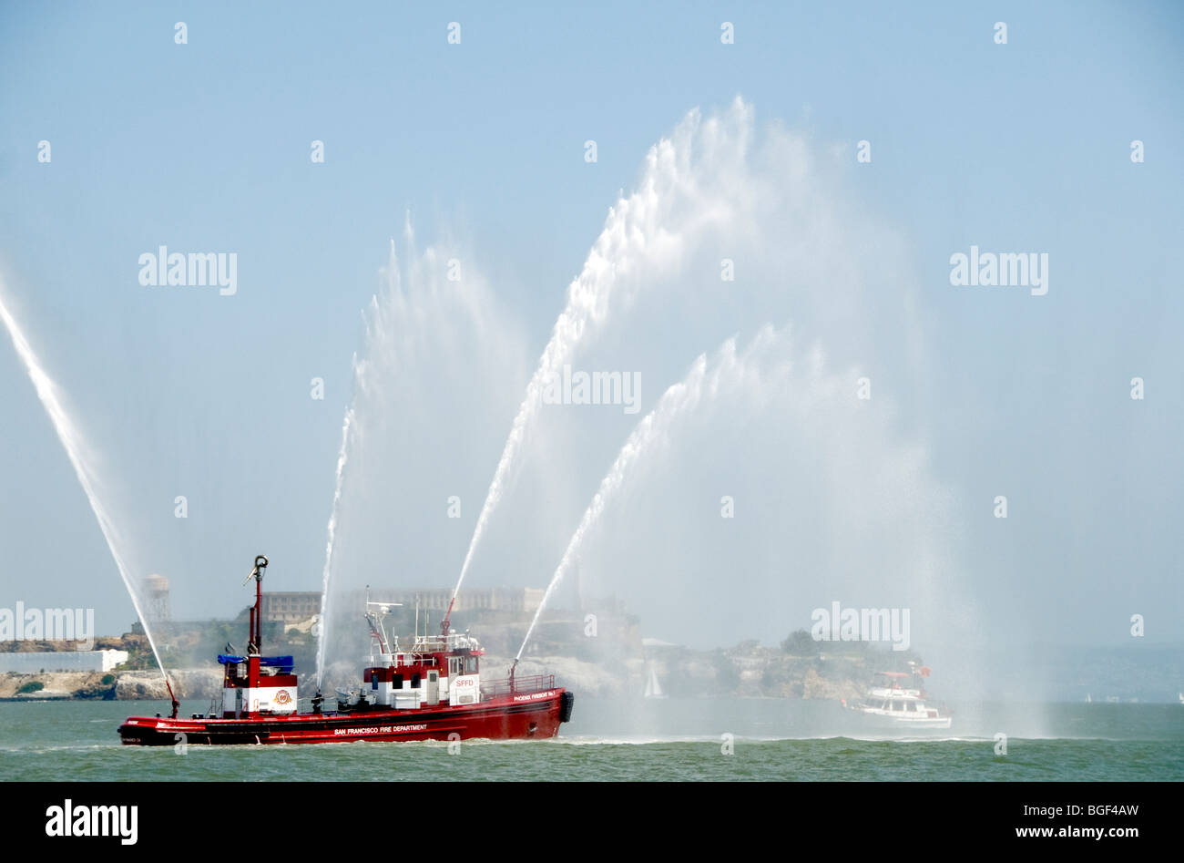 Saisoneröffnung an der Bucht mit dem San Francisco Feuerwehr Boot Nr. 1 Feuerphönix Stockfoto