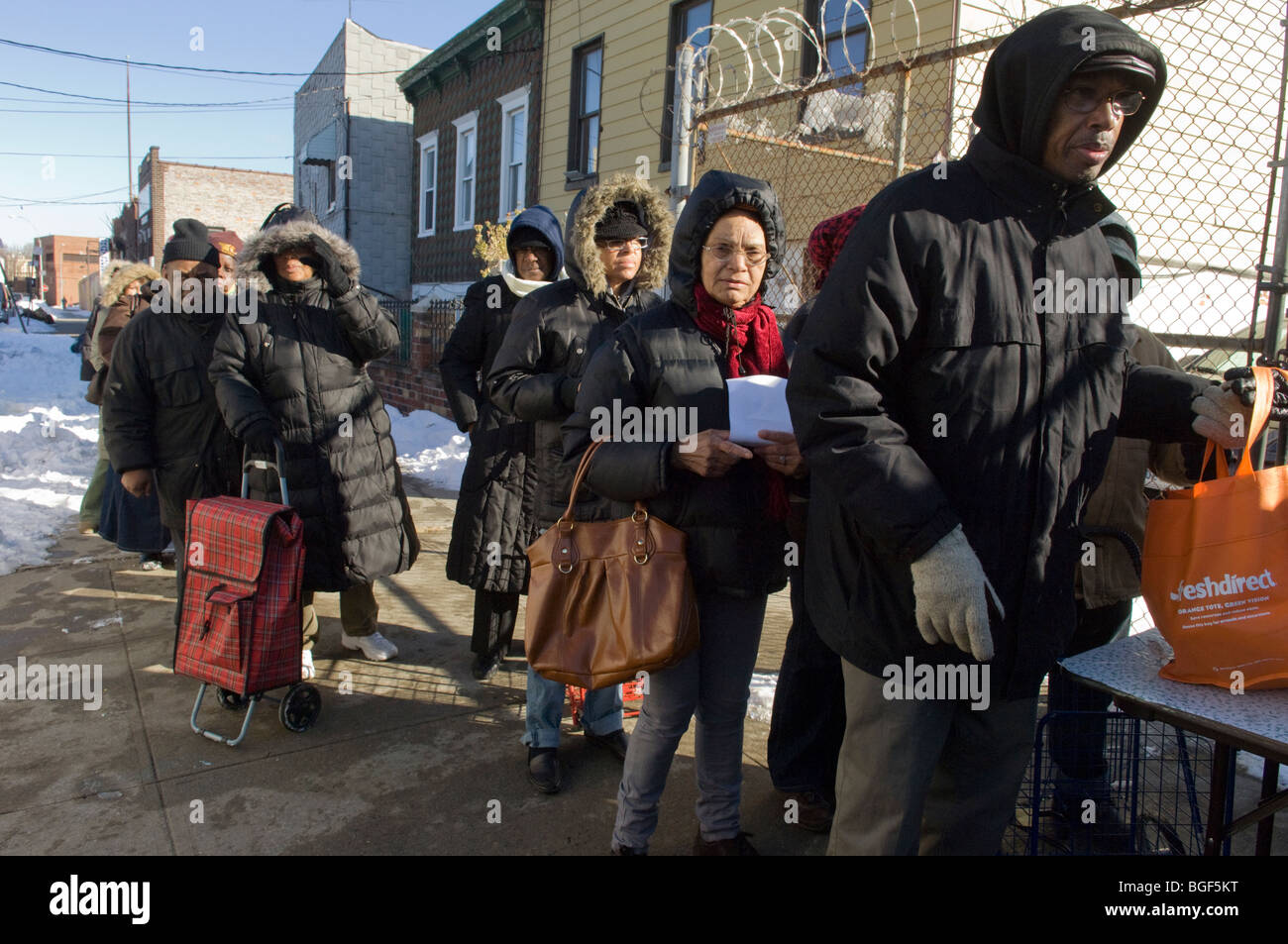 Familien mit geringem Einkommen erhalten Puten gestiftet von frischen direkt am Brot des Lebens essen Speisekammer Stockfoto