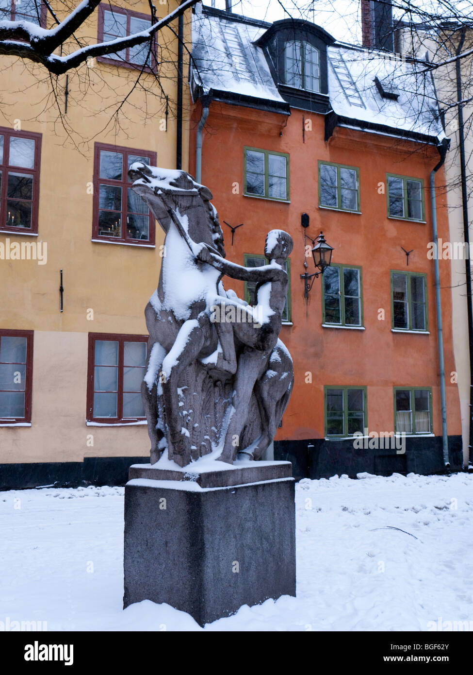 Statue im Innenhof in Gamla Stan Altstadt im Winter in Stockholm Schweden Stockfoto