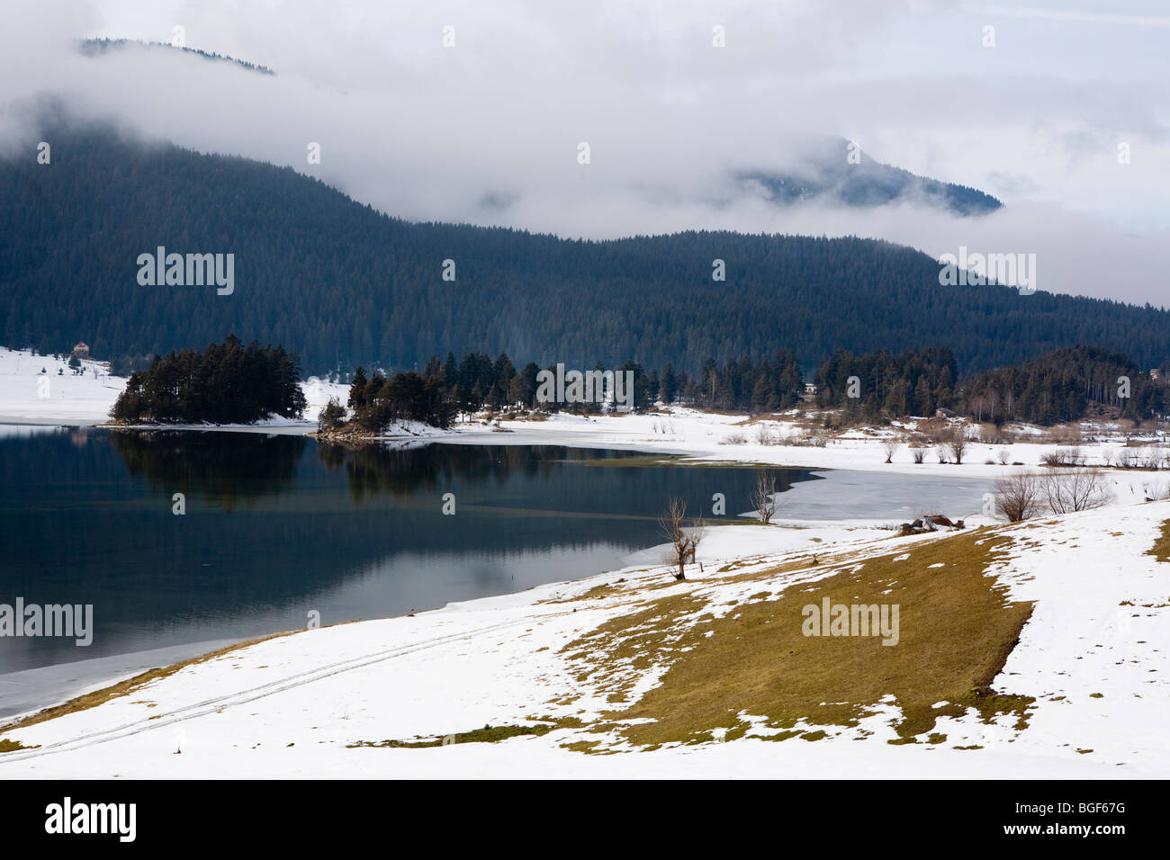 Winterlandschaft, düsteres Wetter am Dospat-Staudamm, Rhodopi-Gebirge, Bulgarien, Balkan Stockfoto