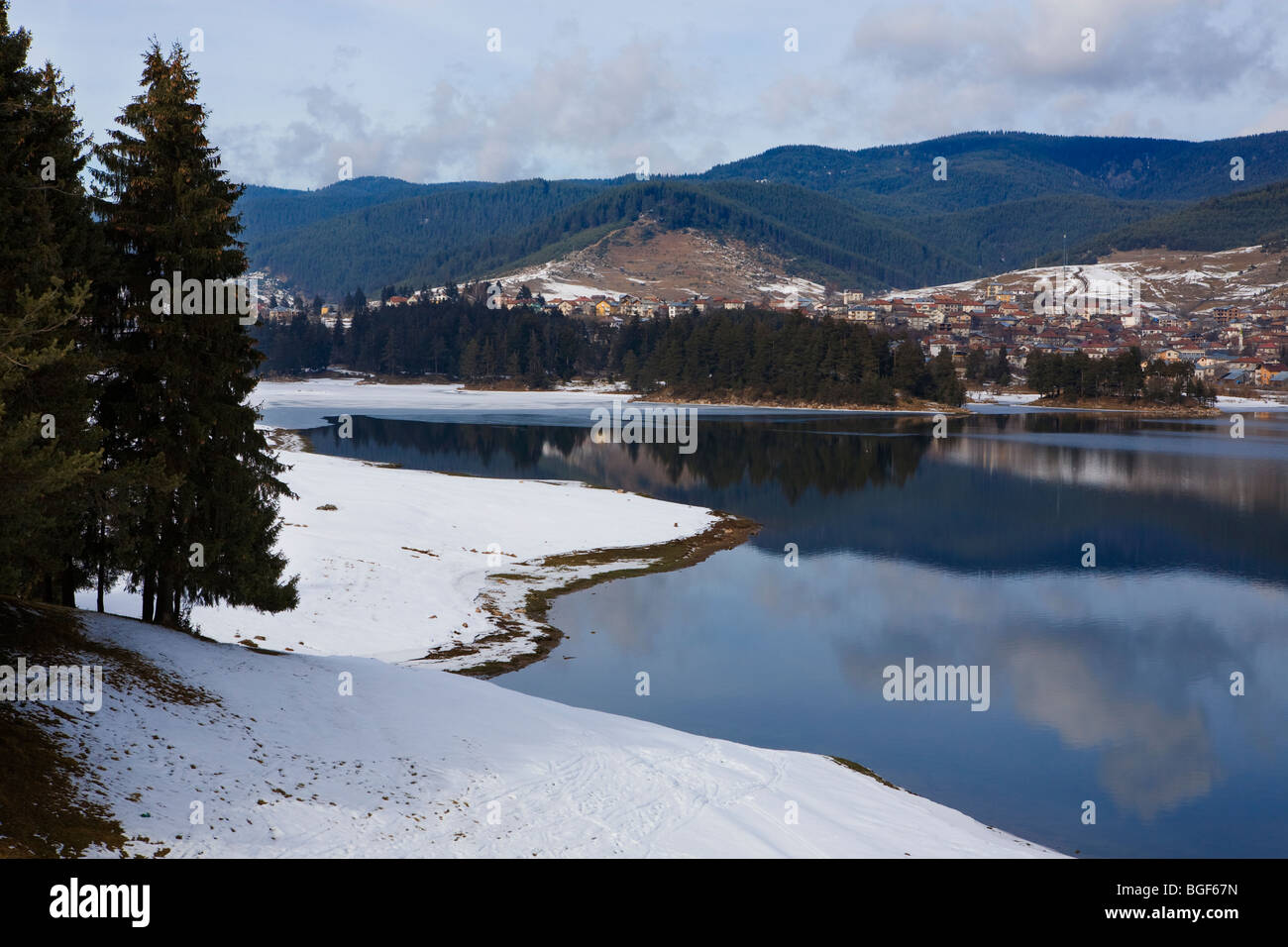 Winterlandschaft, Dospat-Stadt im Hintergrund, Dospat-Staudamm, Rhodopi-Gebirge, Bulgarien, Balkan Stockfoto
