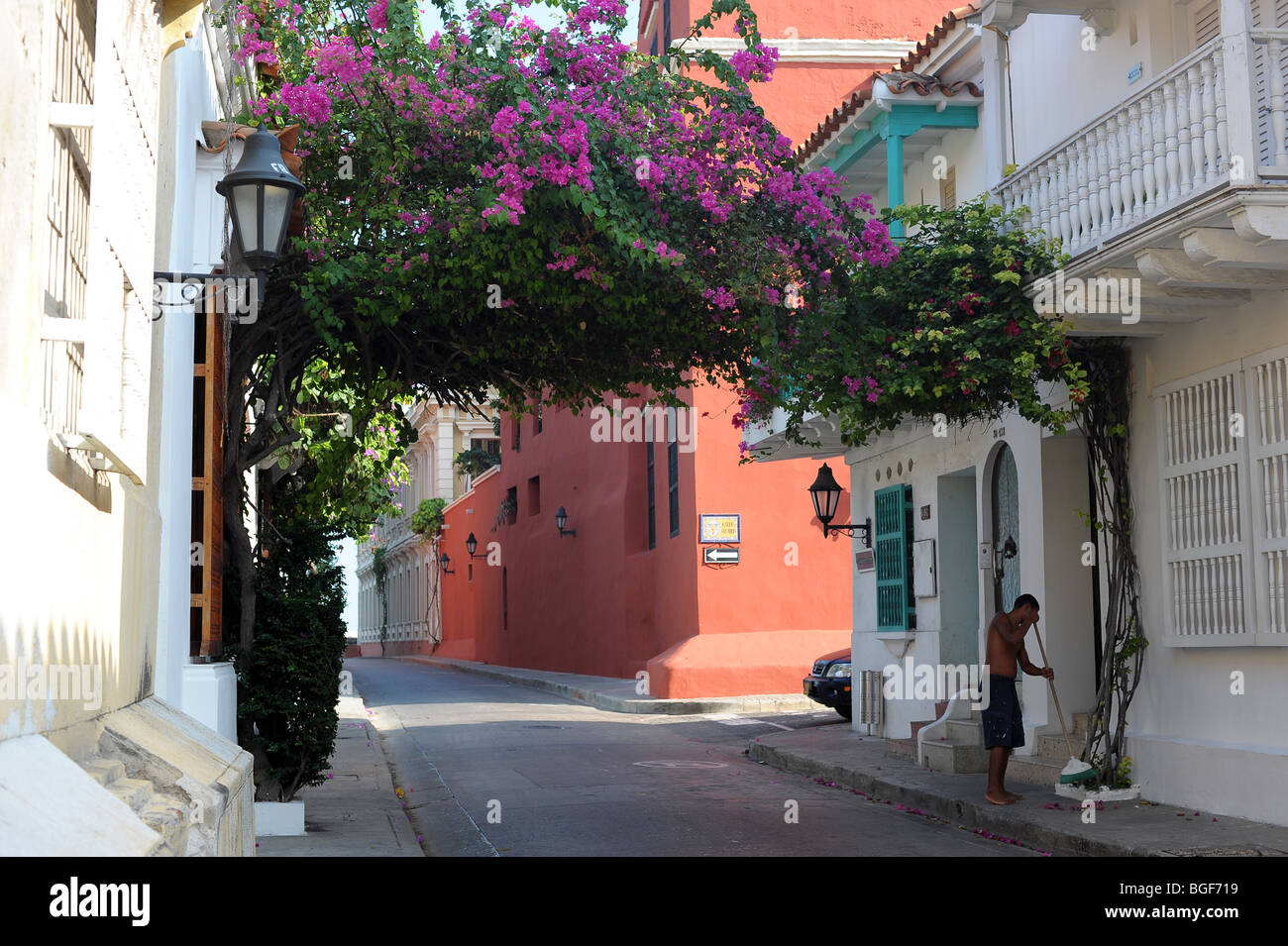 Typischer Kolonialarchitektur mit Balkonen und Bougainvillea im Altstadt Cartagenas. Kolumbien, Südamerika Stockfoto