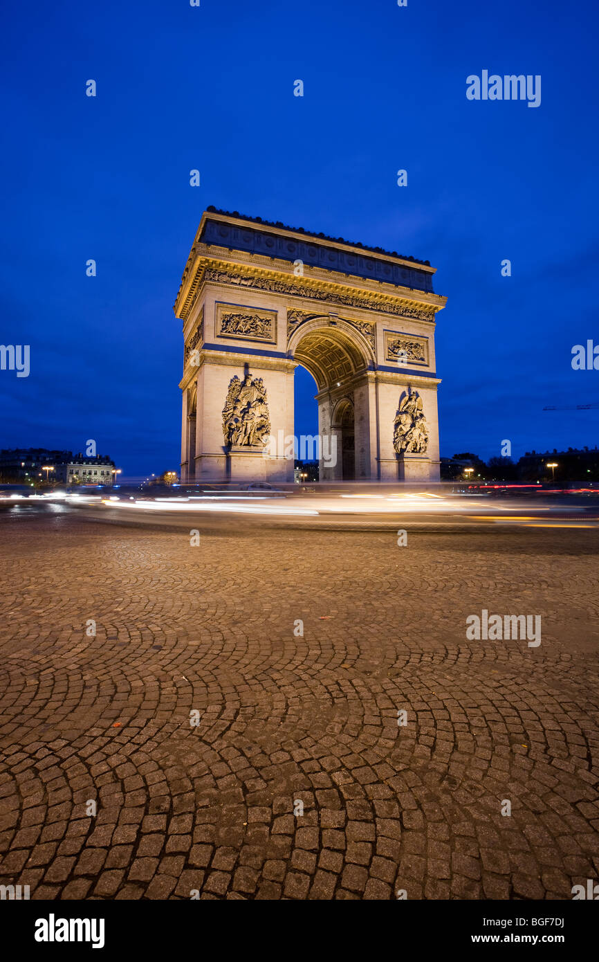 Arc de Triomphe (Triumph) beleuchtet in der Nacht mit blauen Wolken Stockfoto