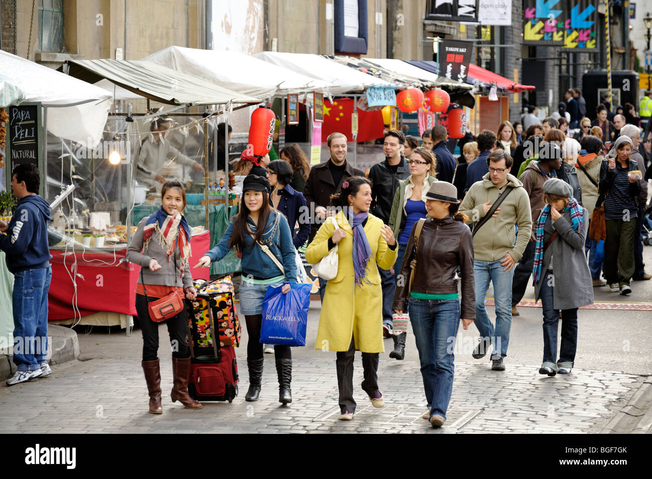 Besucher vorbei ethnische Nahrungsmittel Straßenhändler im UpMarket in der alten Brauerei Trueman. London. Großbritannien. UK Stockfoto