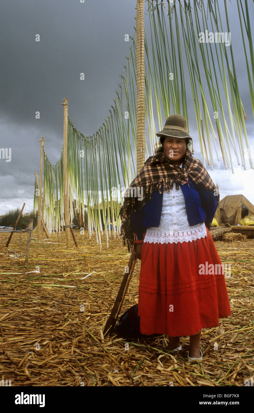 Uros Inderin & Trocknung Totora-Schilf. Puno. Titicaca-See. Peru. Die Uros Indianer sind ein Pre Inka Stamm der Ureinwohner Amerikas. Stockfoto