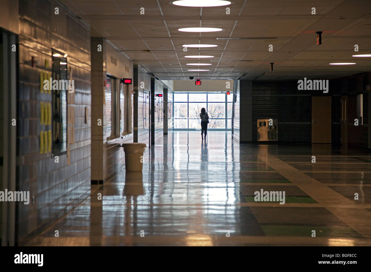 Detroit, Michigan - Spaziergänge ein einzigen Lehrer in einem Flur an der Cass Technical High School. Stockfoto