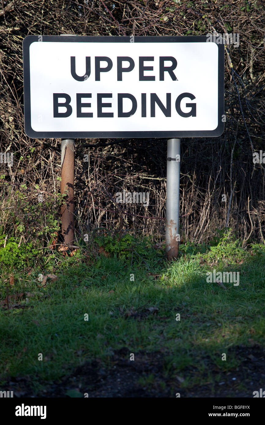 Eine Grenze markiert den Eingang zu Sussex Dorf des oberen Beeding singen Stockfoto