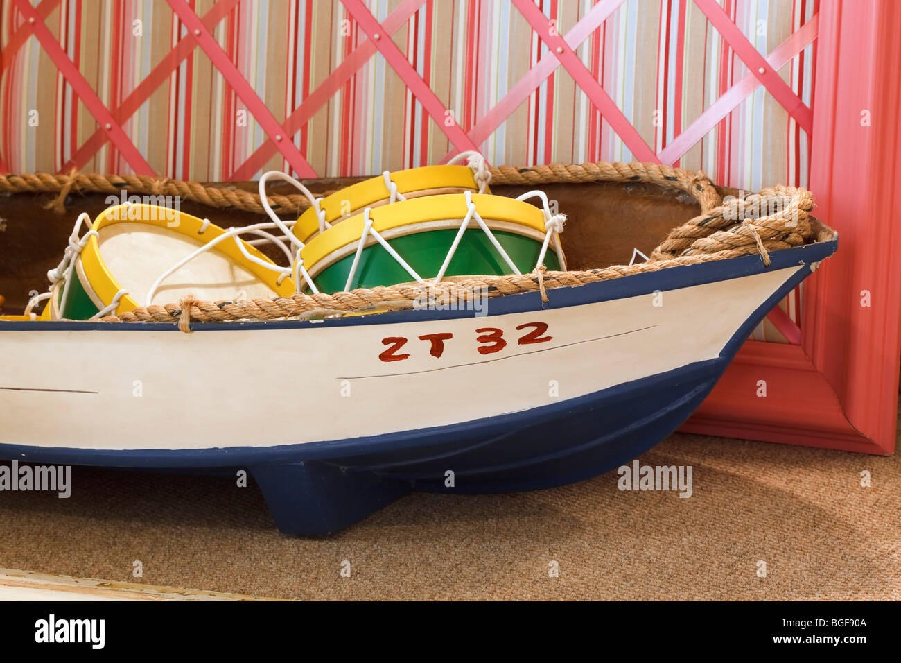 Großen Spielzeugboot als Spielzeug Vorratsbehälter im Kinderzimmer verwendet. Farbe. Stockfoto