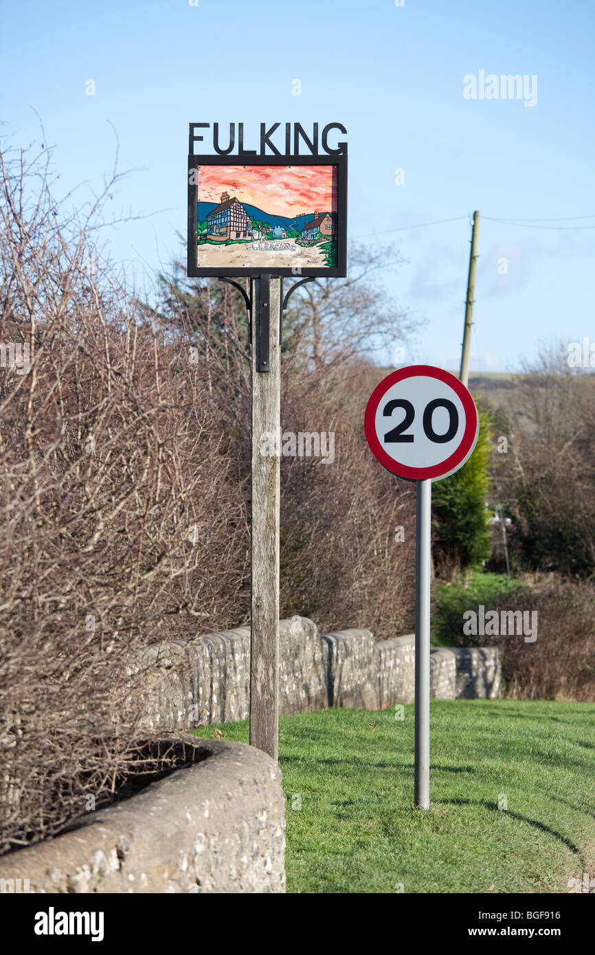 Zwei Zeichen markieren den Eingang und die Grenze für die Sussex Dorf von Fulking zusammen mit einer maximal zulässigen Geschwindigkeit von 20 km/h Stockfoto