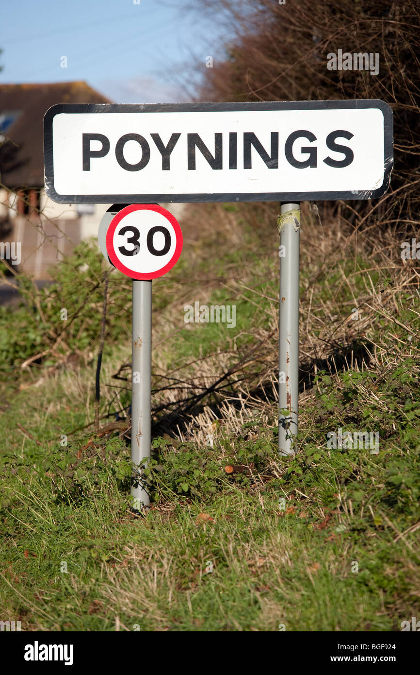Straße oder Begrenzung Zeichen markieren den Eingang zum Sussex Dorf von Poynings Stockfoto