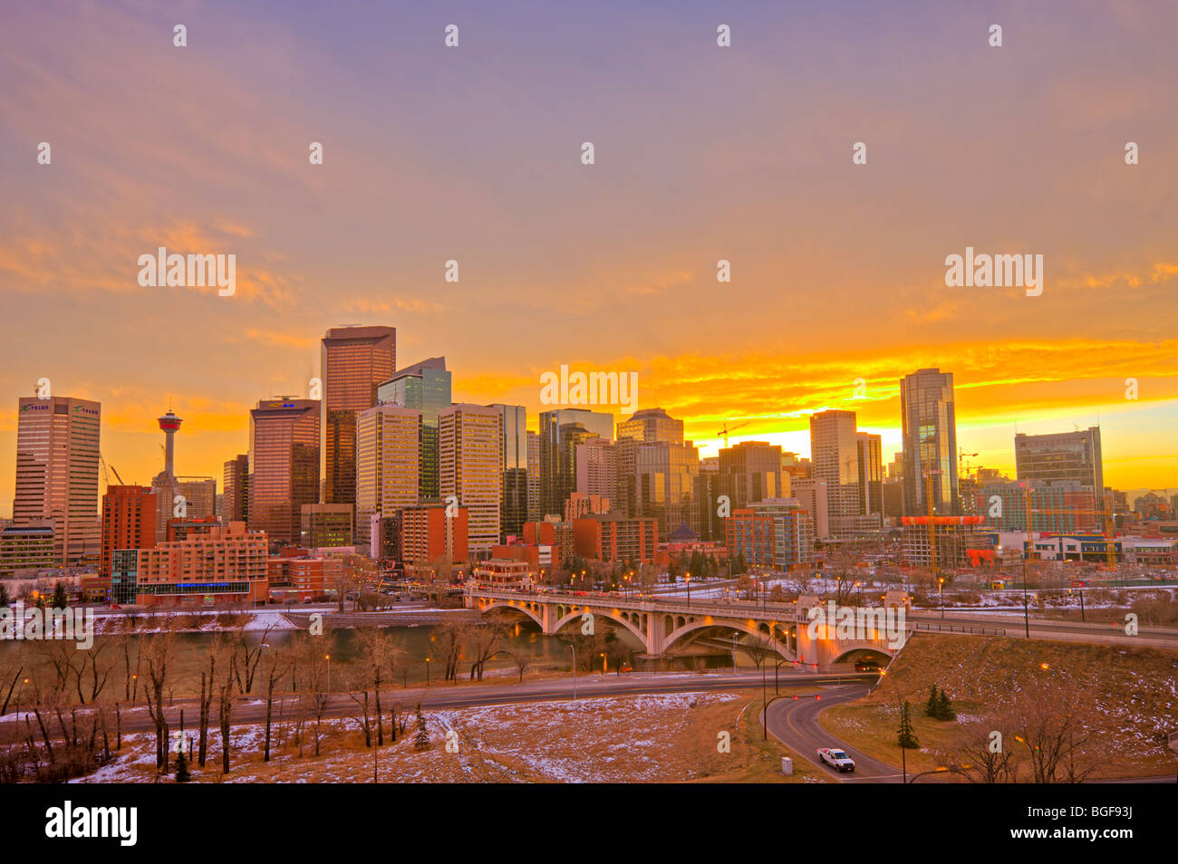 Skyline von Calgary von Hochhäusern, dem Calgary Tower und der Centre Street Bridge über den Bow River bei Sonnenuntergang nach l Stockfoto