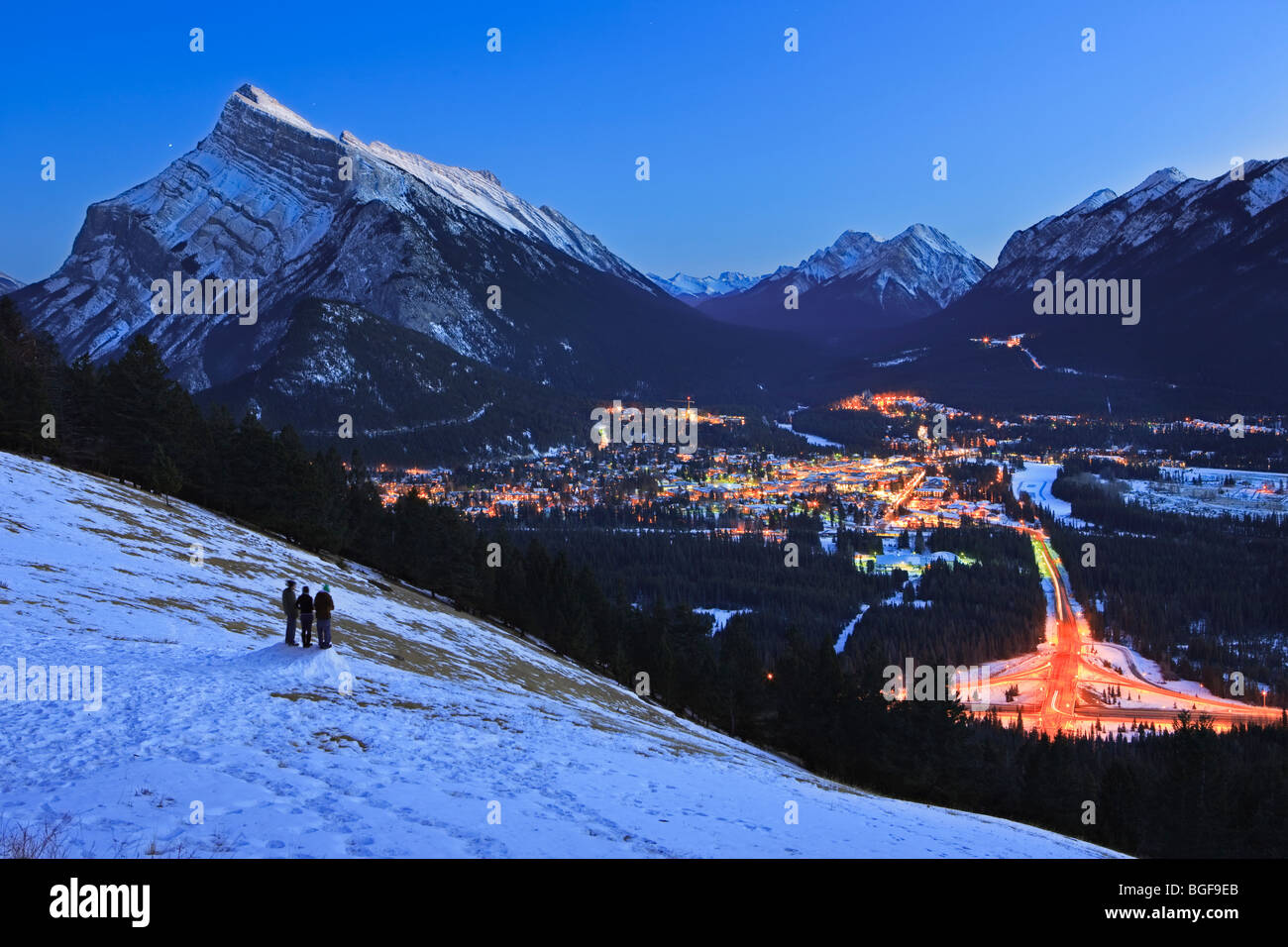 Luftaufnahme in der Abenddämmerung die Stadt von Banff aus Norquay Wiese entlang Mount Norquay Road im Winter nach Schnee betrachtet verlieben Stockfoto