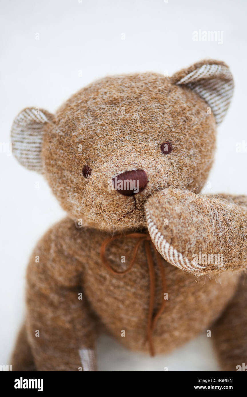 Nachdenklich Teddybär vor einem weißen Hintergrund Stockfoto