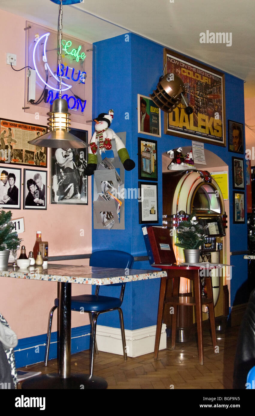 Blue Moon Cafe, eine Kaffeebar 50er Jahre 60er Jahre Stil Café mit Juke-Box, Erinnerungsstücke usw.. Chester, UK Stockfoto