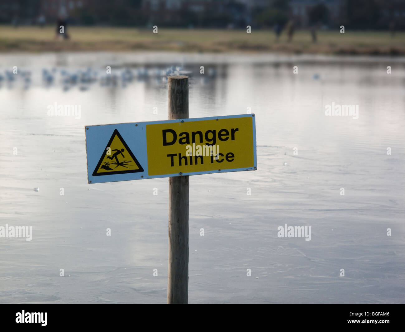 Gefahr, dünnem Eis, Wegweiser auf zugefrorenen Teich, Wimbledon Common, London Stockfoto