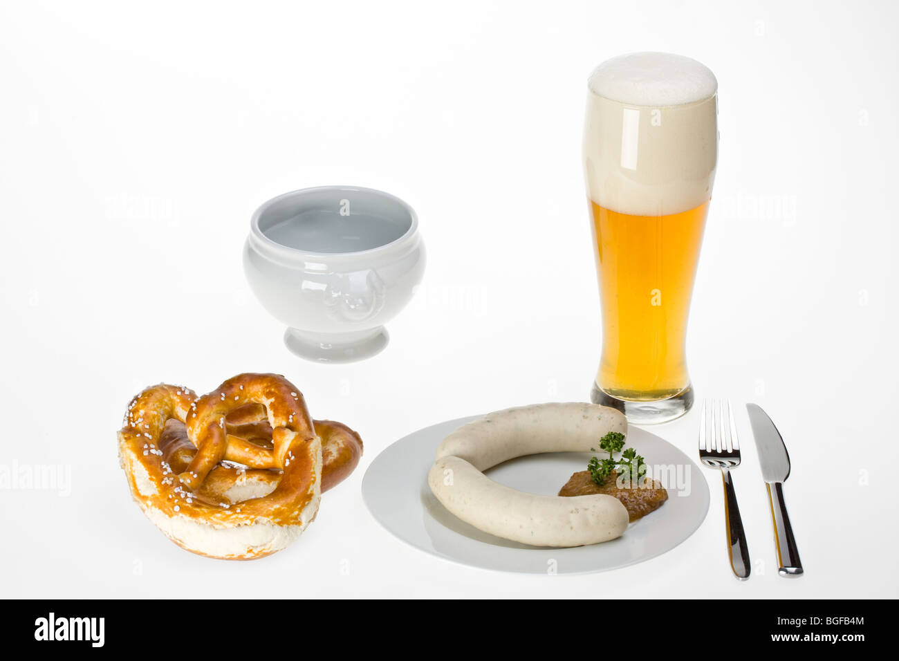 bayerische Weißwurst, Weißbier und Brezel Stockfoto