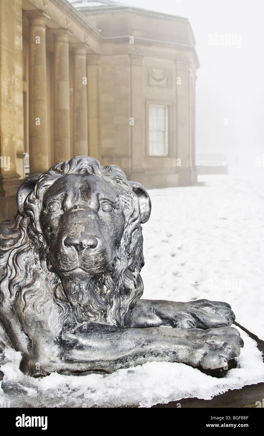 Löwe auf vorderen Stufen von Heaton Hall im Winter verschneit und nebligen Bedingungen, Heaton Park, Manchester, UK Stockfoto