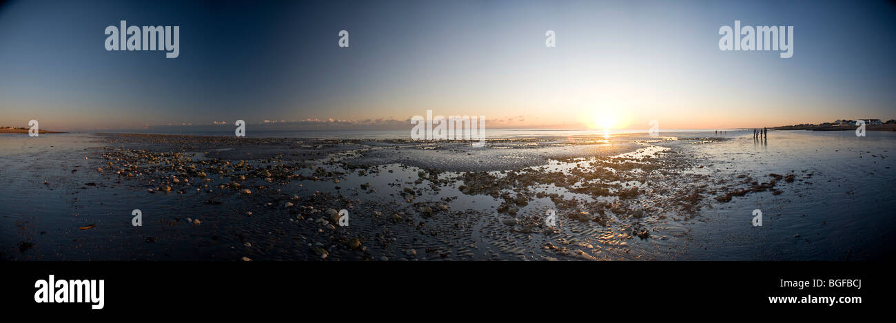 Panorama am Strand von East Preston, West Sussex, UK bei Sonnenuntergang Stockfoto
