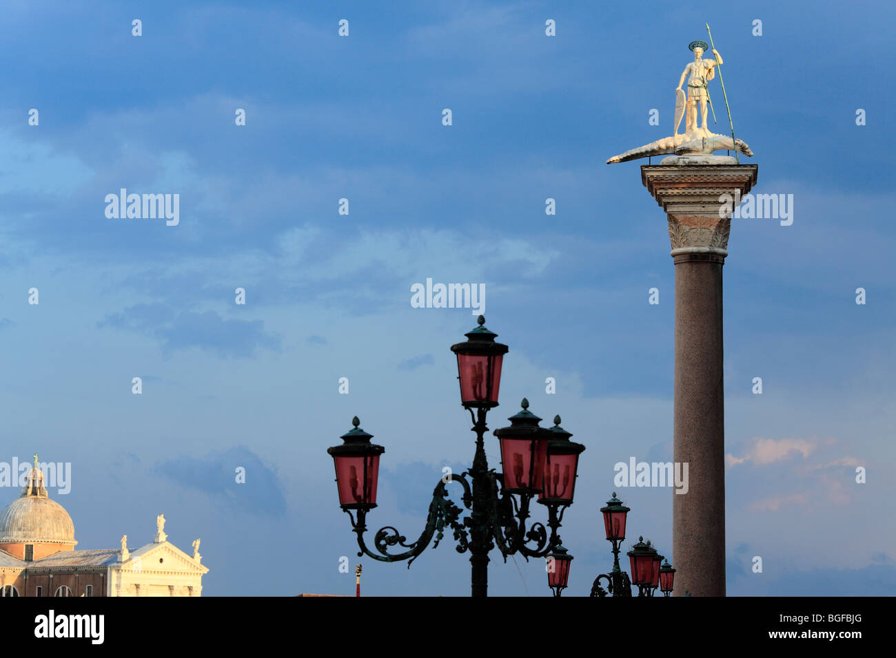 Statue von St. Teodoro von Panthea (Santodaro), Markusplatz, Venedig, Veneto, Italien Stockfoto