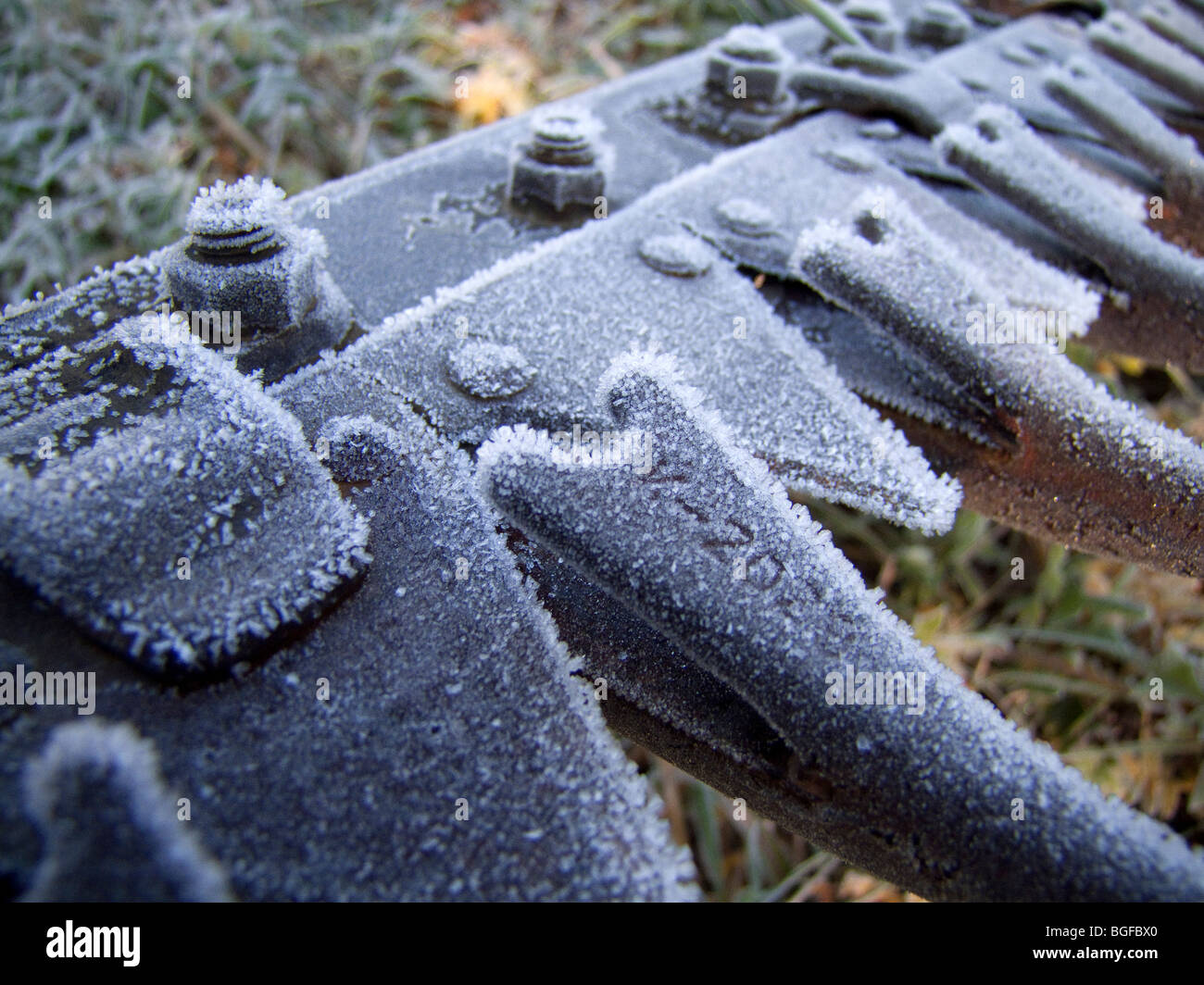 Alte Mäher für das Korn - Frost in der Morgendämmerung Stockfoto