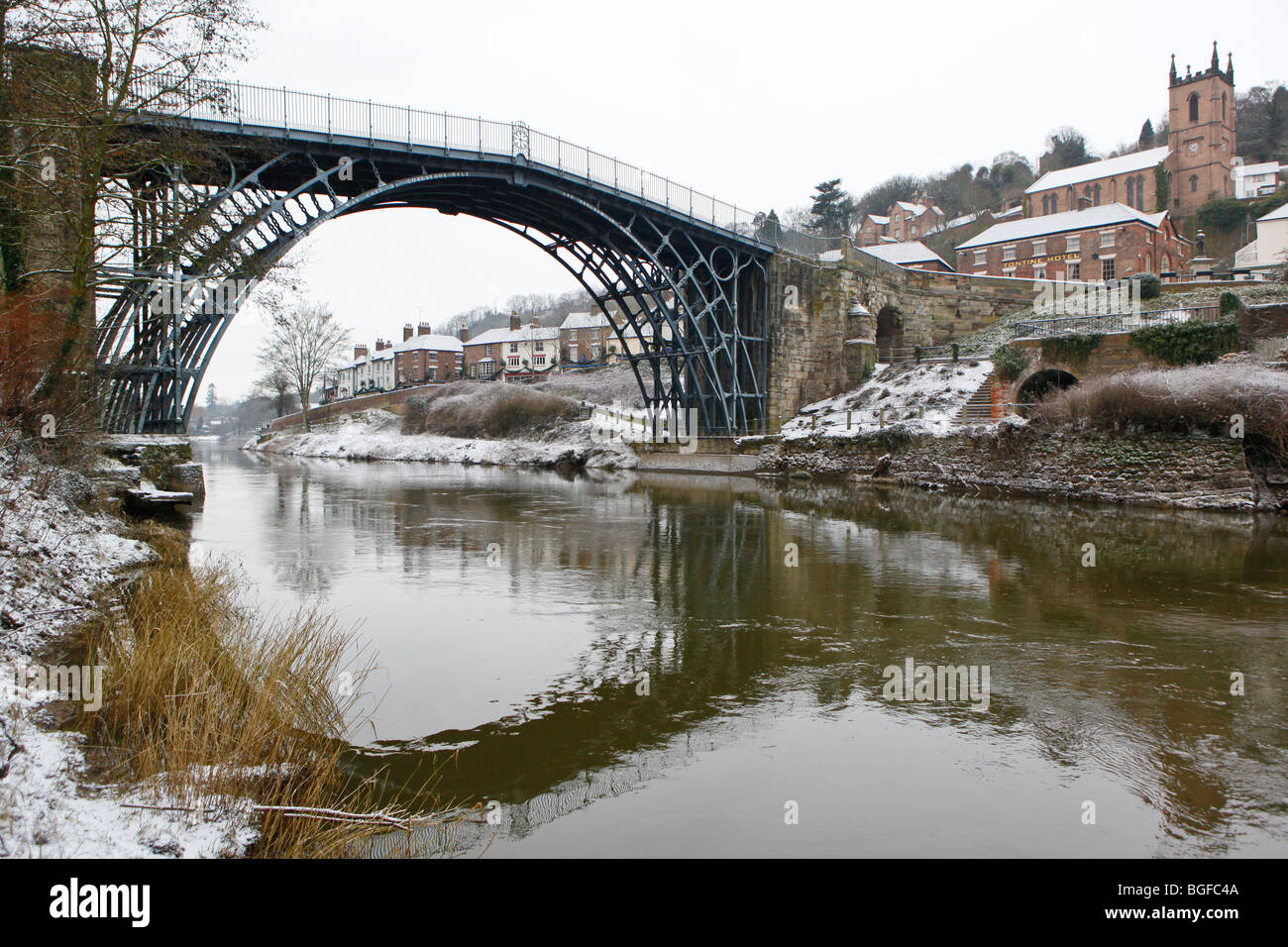 Die Ironbridge in Ironbridge, Telford, Shropshire im Schnee im Winter. Stockfoto