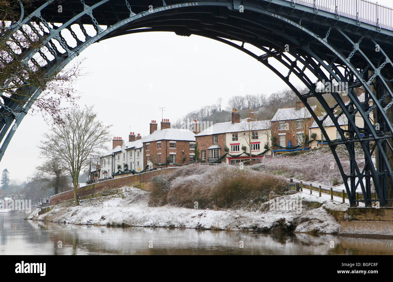 Die Ironbridge in Ironbridge, Telford, Shropshire im Schnee im Winter. Stockfoto