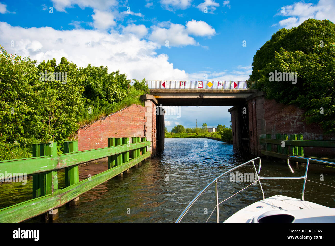 Bug der Yacht vor Brücke an einem Kanal Elblag, Polen Stockfoto