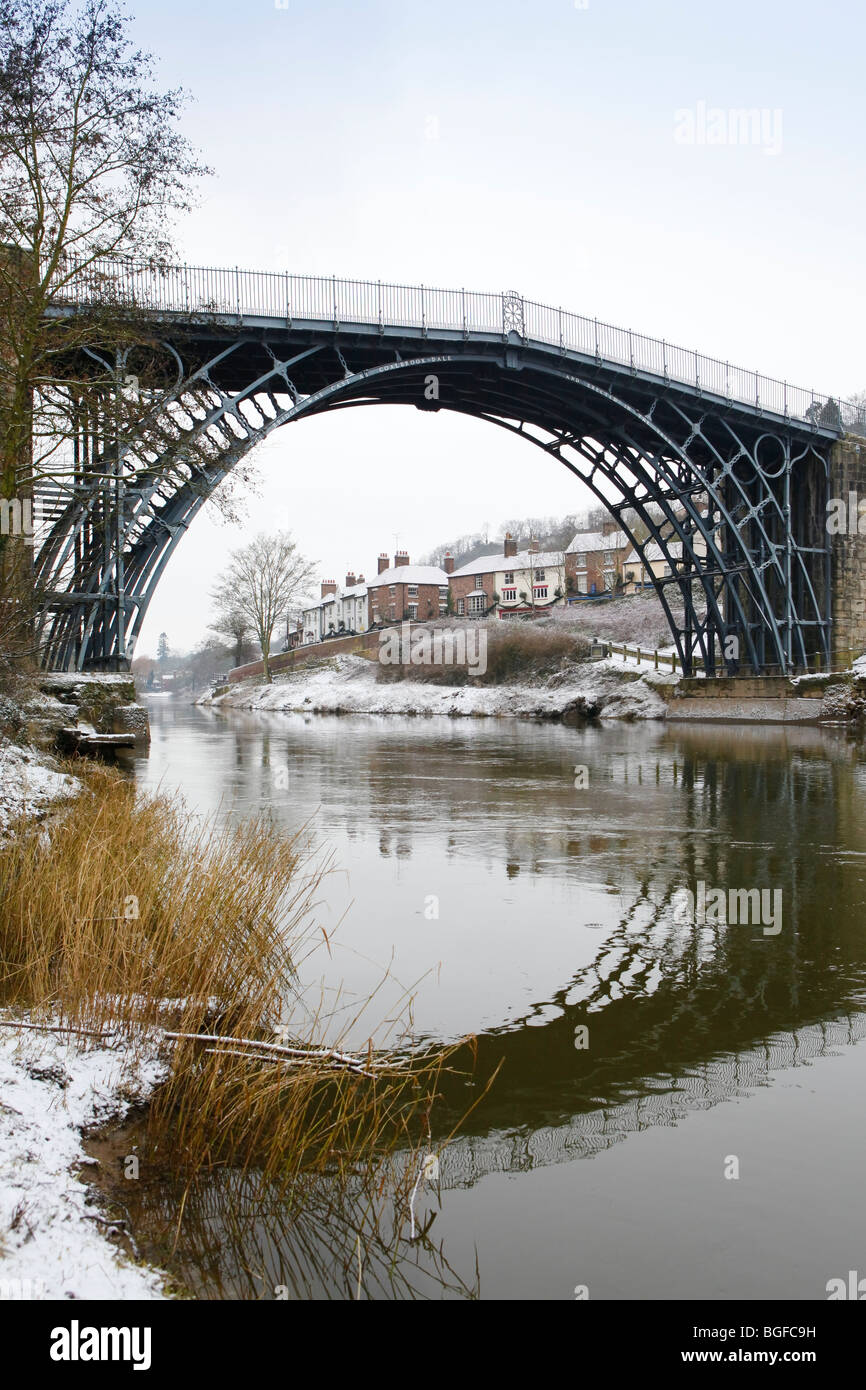 Die Ironbridge in Ironbridge, Telford, Shropshire im Schnee im Winter. Stockfoto