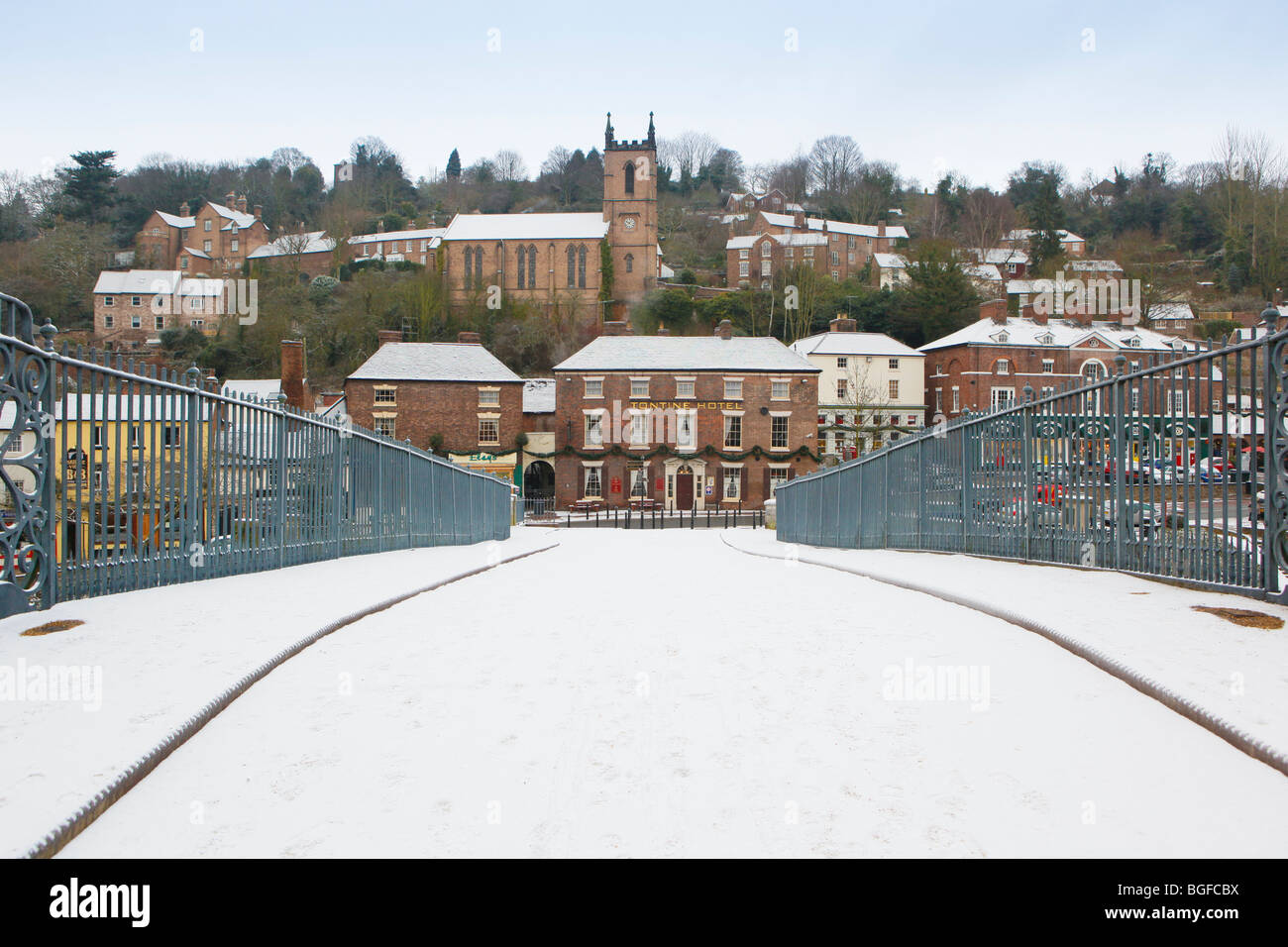 Die Ironbridge in Ironbridge, Telford, Shropshire im Schnee im Winter. Stockfoto