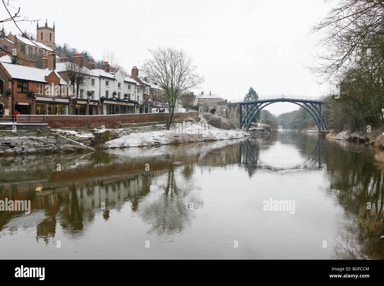 Die Ironbridge in Ironbridge, Telford, Shropshire im Schnee im Winter. Stockfoto