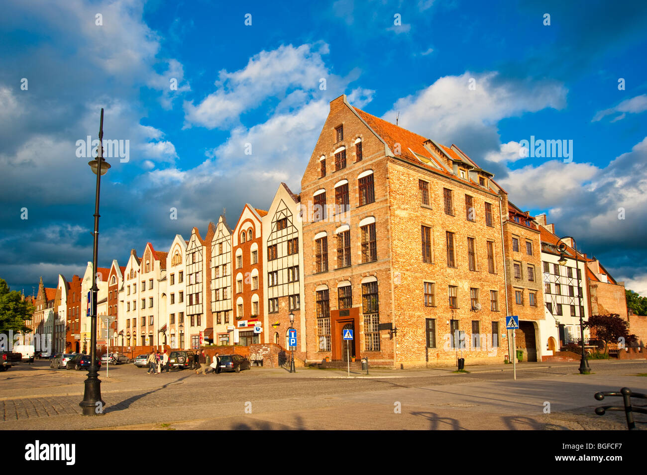 Fasades der Häuser am restauriert alte Stadt Elblag, Polen | Edelstahlsockel Restaurierter Häuser in Elbing, Polen Stockfoto