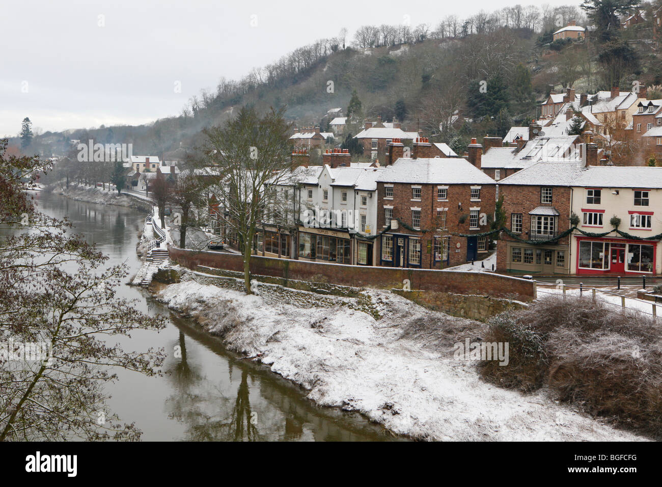 Der Fluss Severn in Ironbridge, Telford, Shropshire im Schnee im Winter. Stockfoto