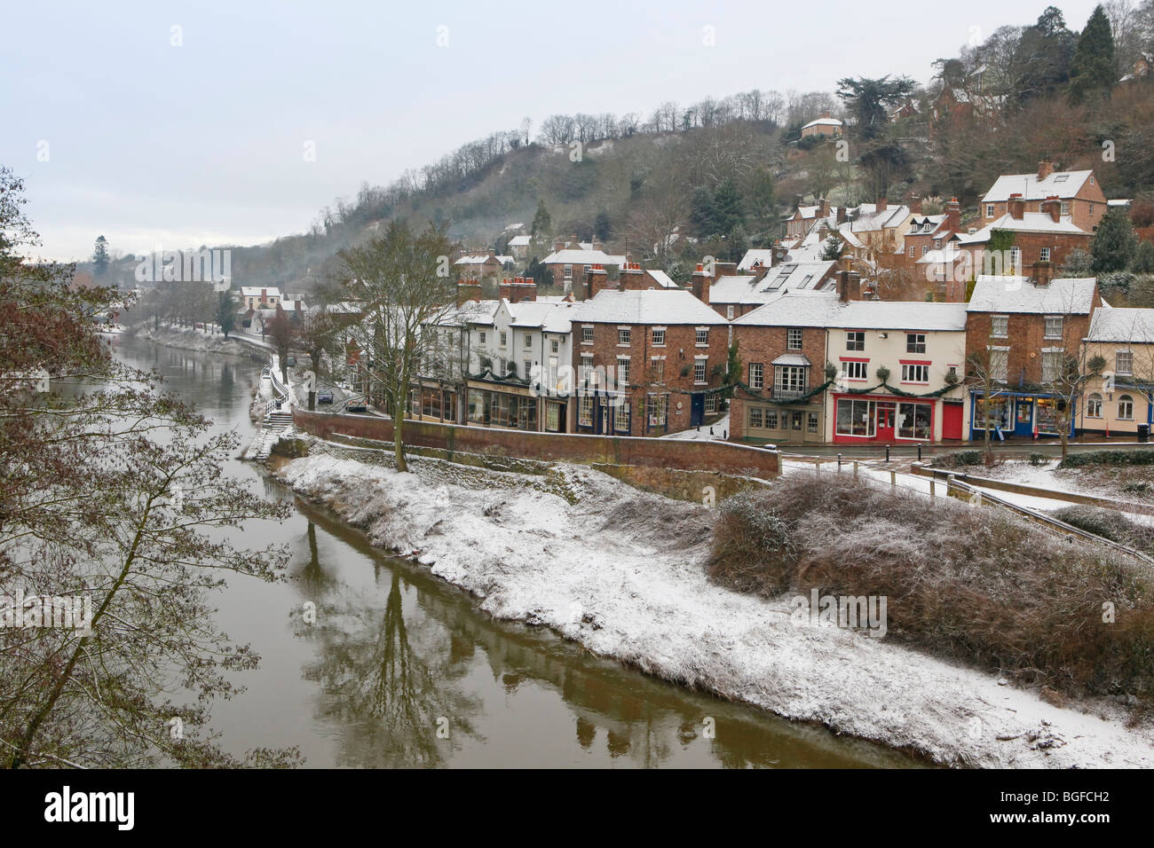 Der Fluss Severn in Ironbridge, Telford, Shropshire im Schnee im Winter. Stockfoto