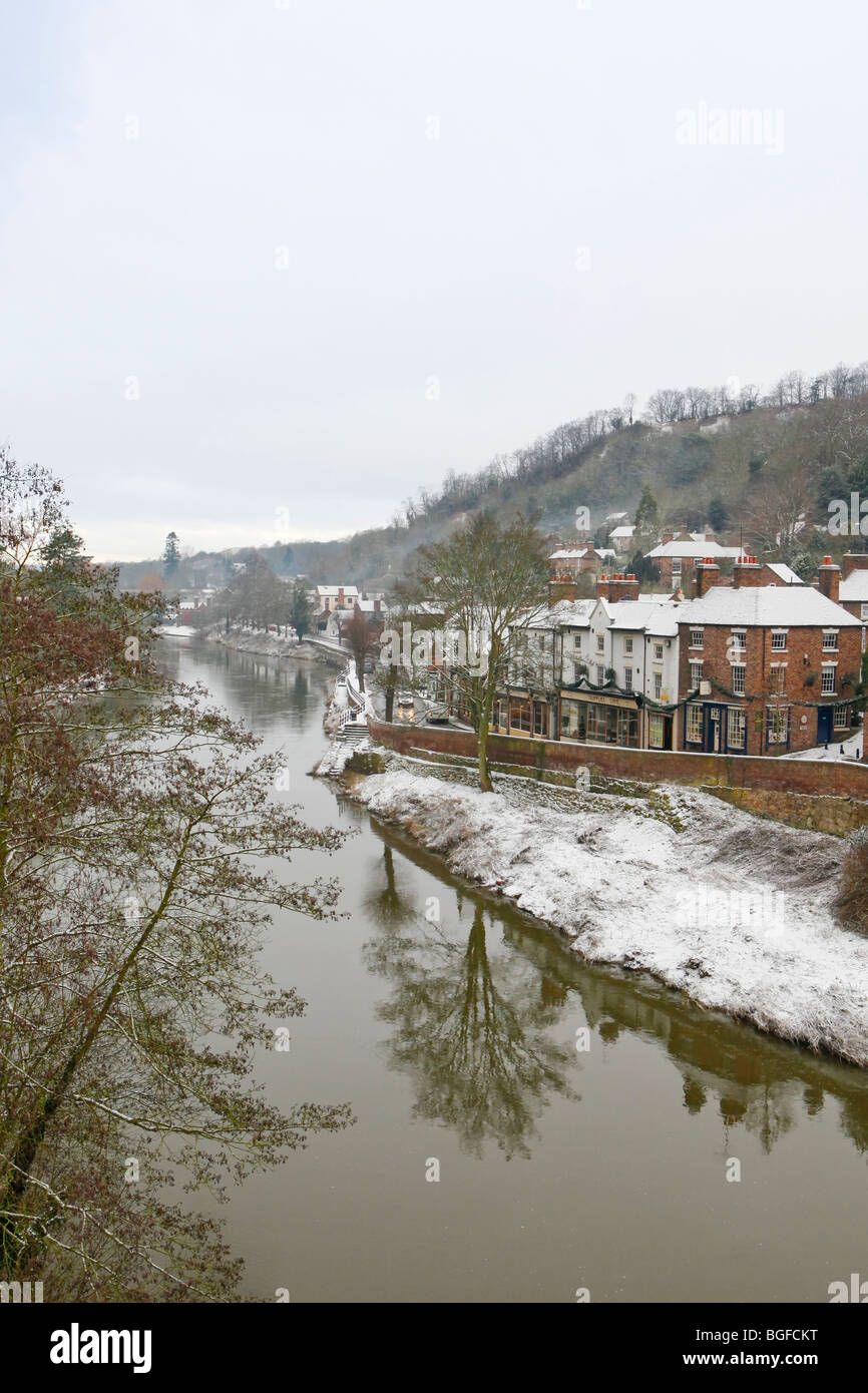 Der Fluss Severn in Ironbridge, Telford, Shropshire im Schnee im Winter. Stockfoto