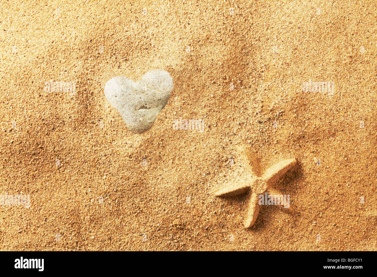 Herzförmige Stein in Sand Stockfoto
