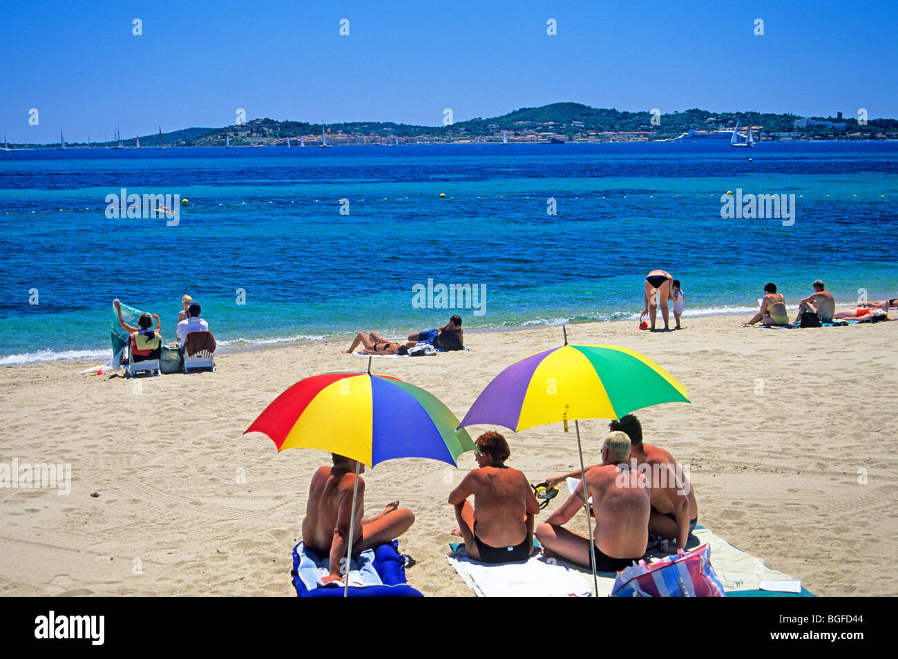 Strand von Saint-Maxime, mit St-Tropez über die Bucht, ´ Cote Azur, Südfrankreich Stockfoto