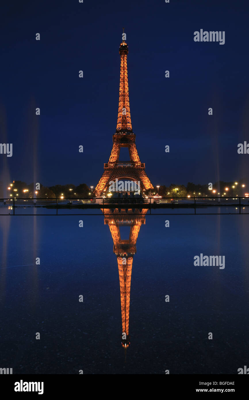 Eiffelturm Im Wasser Spiegelt Nach Einbruch Der Dunkelheit In Paris Frankreich Stockfotografie Alamy