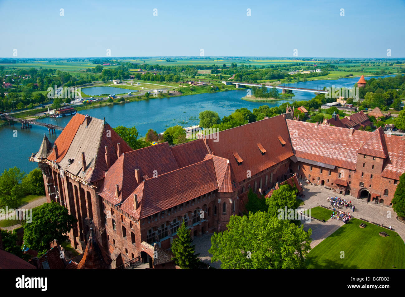 Luftaufnahme des Deutschen Ritterordens Schloss Marienburg und Fluss Nogat, Pommern, Polen | Marienburg, Ordensburg, Pommern, Polen Stockfoto