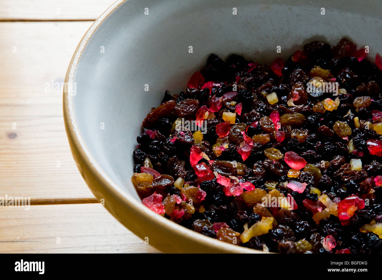 Getrocknete Früchte-Mischung in einer Schüssel bereit zu gehen in eine hausgemachte Weihnachtskuchen, Pudding oder Mince Pies. Stockfoto